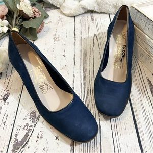 Salvatore Ferragamo suede vintage pumps